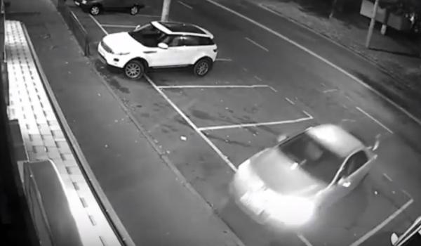 Иномарка на полном ходу врезалась в пиццерию в Ставрополе. Видео